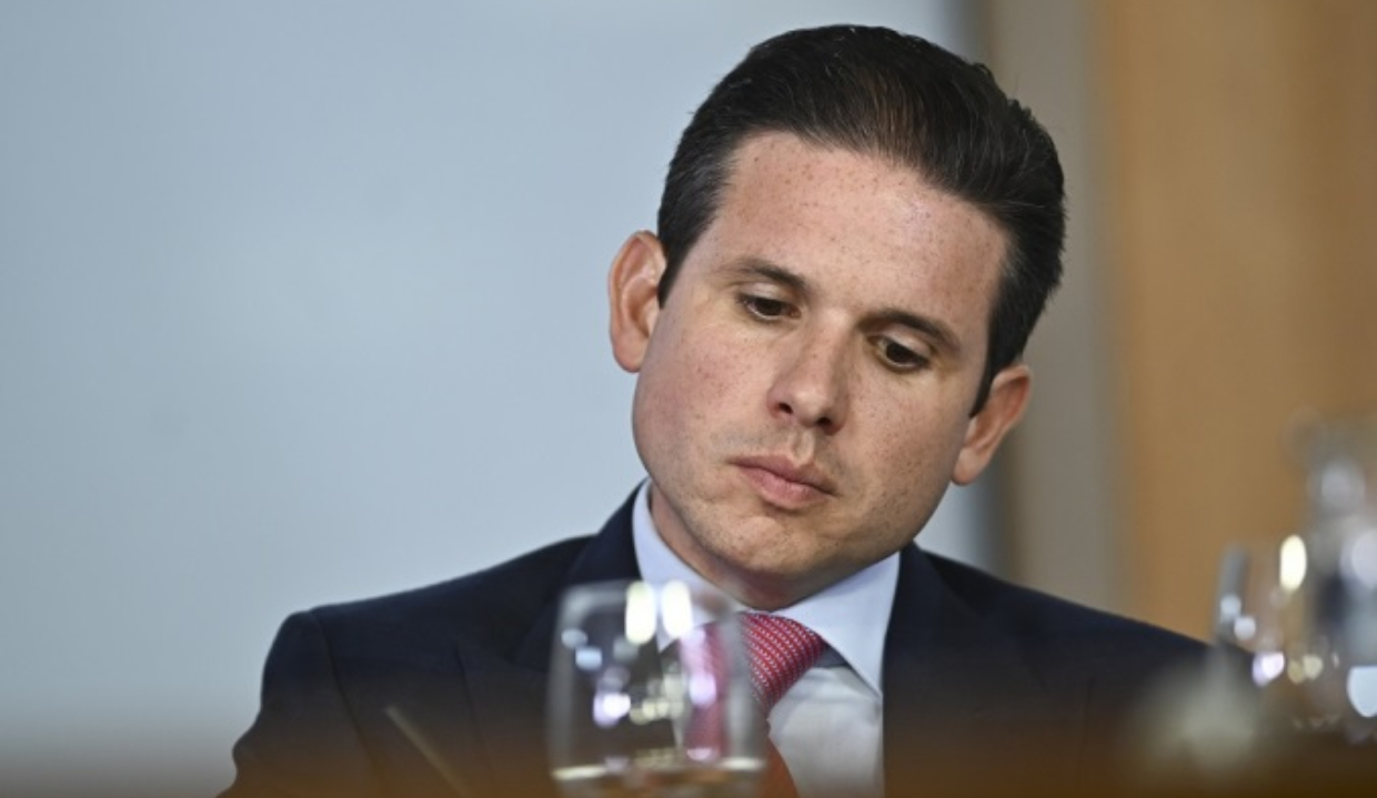 O presidente da Câmara dos Deputados, Hugo Motta (Republicanos-PB), sério, olhando para baixo