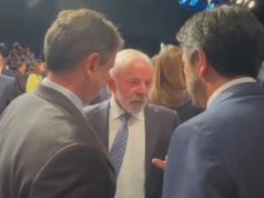 O prefeito de São Paulo, Ricardo Nunes (MDB), e o governador Tarcísio de Freitas (Republicanos) conversando com o presidente Luiz Inácio Lula da Silva (PT)
