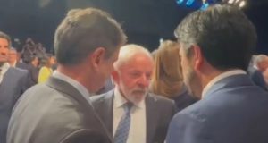 O prefeito de São Paulo, Ricardo Nunes (MDB), e o governador Tarcísio de Freitas (Republicanos) conversando com o presidente Luiz Inácio Lula da Silva (PT)