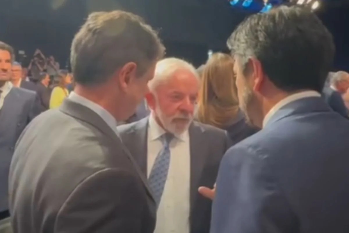 O prefeito de São Paulo, Ricardo Nunes (MDB), e o governador Tarcísio de Freitas (Republicanos) conversando com o presidente Luiz Inácio Lula da Silva (PT)