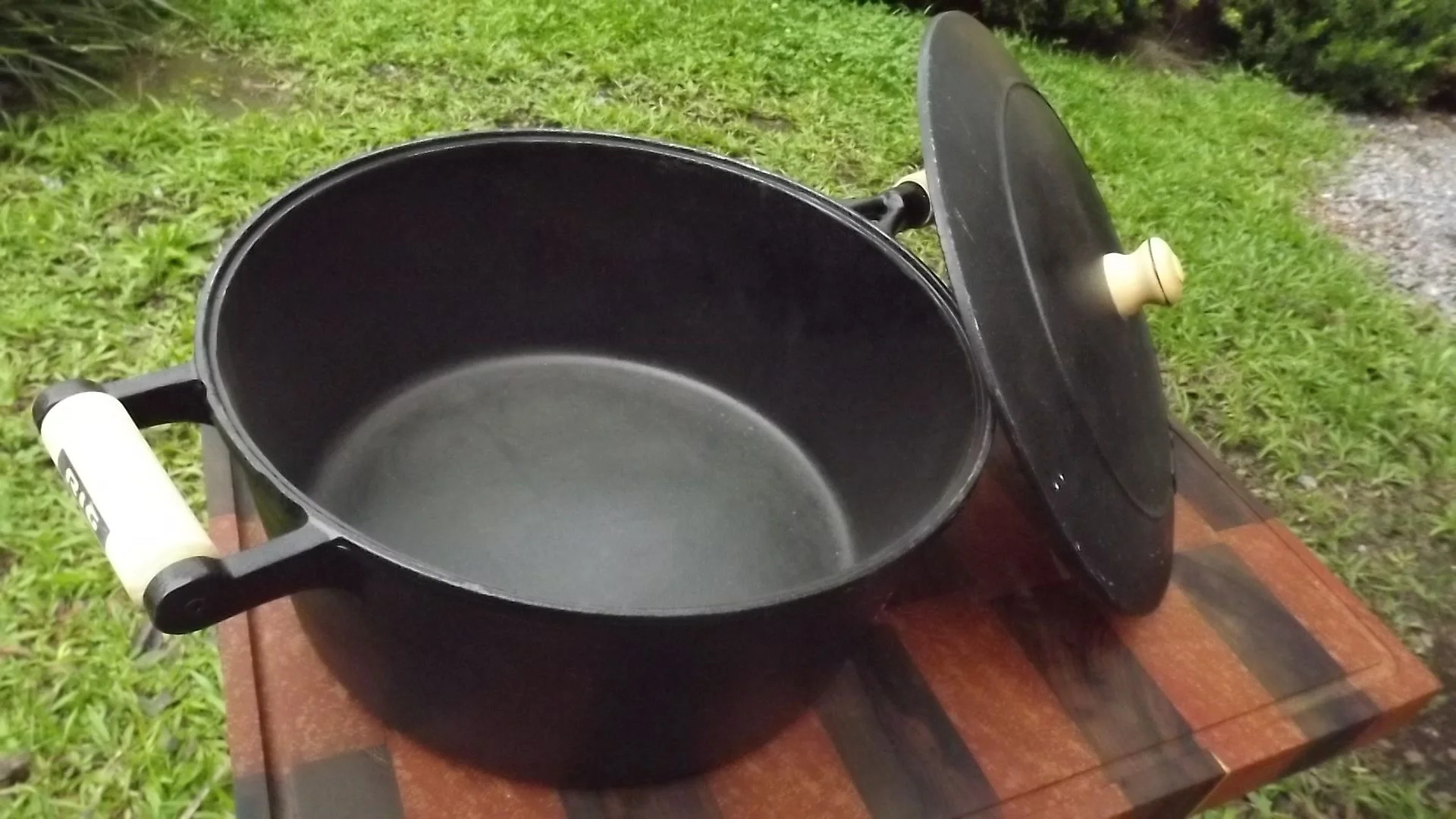 Panela de ferro preta com tampa apoiada