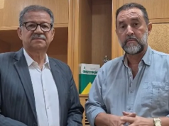 Sebastião Coelho e o representante da União Brasileira dos Caminhoneiros, Chicão Caminhoneiro lado a lado, sérios