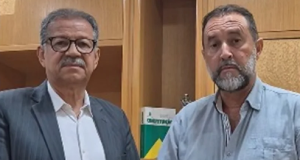 Sebastião Coelho e o representante da União Brasileira dos Caminhoneiros, Chicão Caminhoneiro lado a lado, sérios