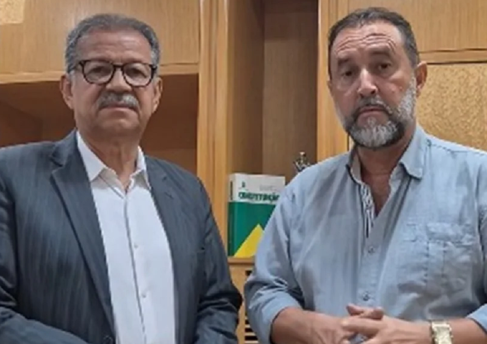 Sebastião Coelho e o representante da União Brasileira dos Caminhoneiros, Chicão Caminhoneiro lado a lado, sérios