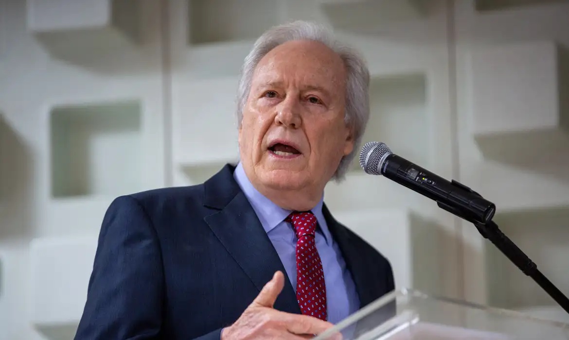ministro Ricardo Lewandowski falando em microfone, sério, gesticulando e olhando para o lado