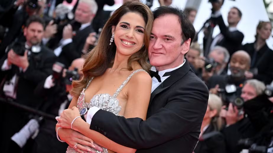 cantora e modelo Daniella Pick abraçada a Quentin Tarantino e sorrindo