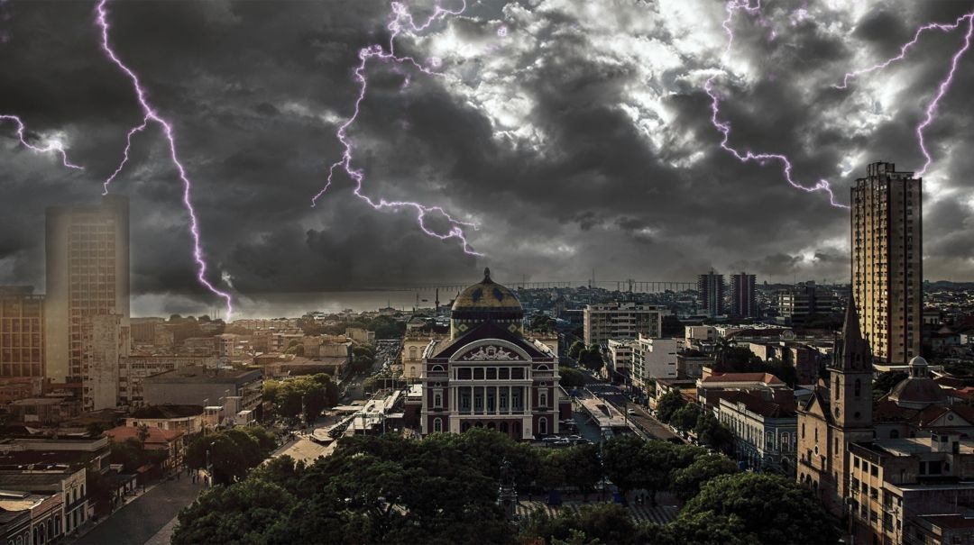 Manaus à noite com raios
