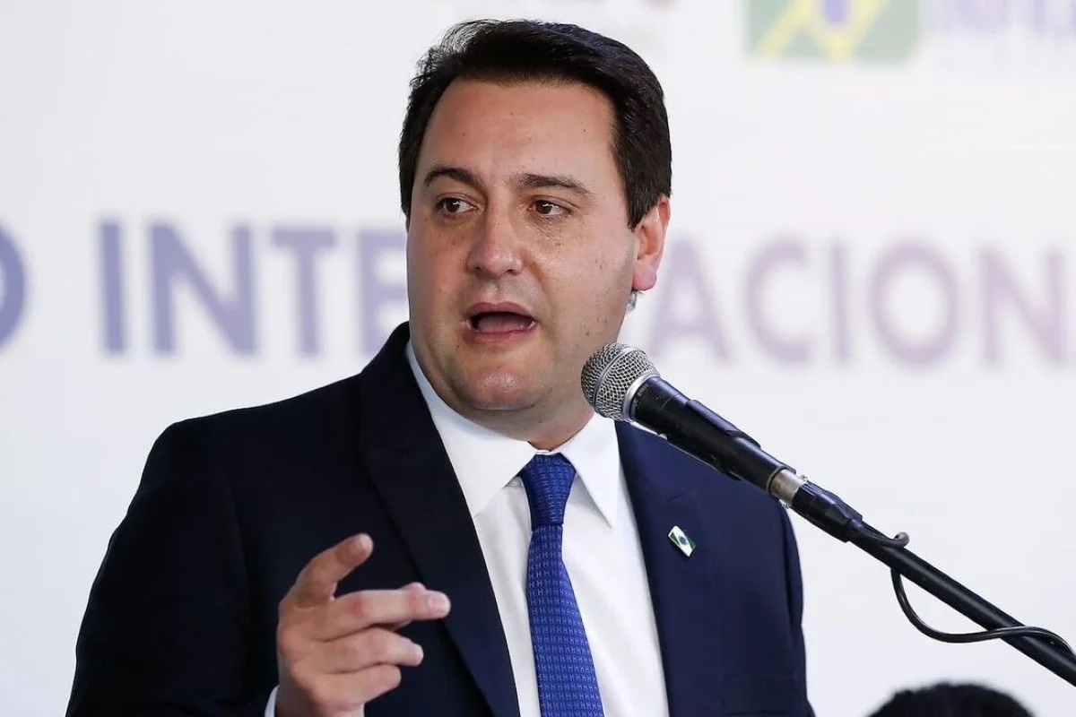 governador do Paraná, Ratinho Júnior (PSD) falando em microfone, sério, olhando para o lado