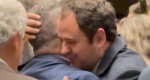 deputado federal Glauber Braga (PSOL) abraçando colega na Câmara