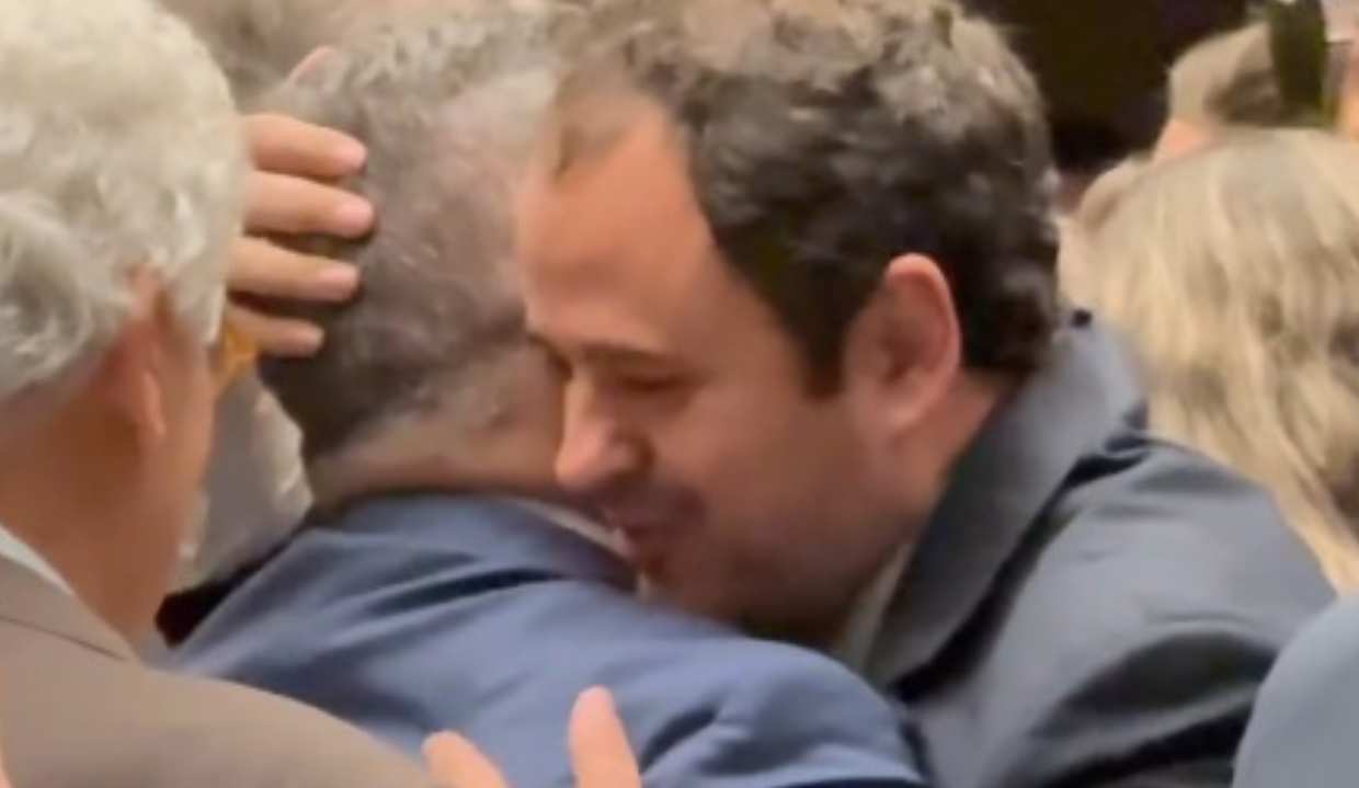 deputado federal Glauber Braga (PSOL) abraçando colega na Câmara