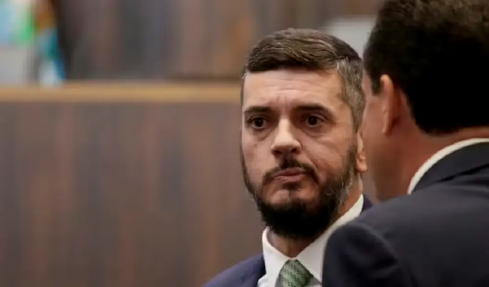 presidente da Assembleia Legislativa do Rio de Janeiro, Rodrigo Bacellar, fazendo careta sem olhar para a câmera