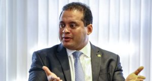 O senador Weverton Rocha (PDT-MA) falando, olhando para o lado e gesticulando, sério