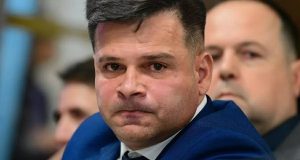 Silvinei Vasques prestando depoimento à CPMI dos Atos Golpistas, em close, fazendo careta e olhando para a câmera