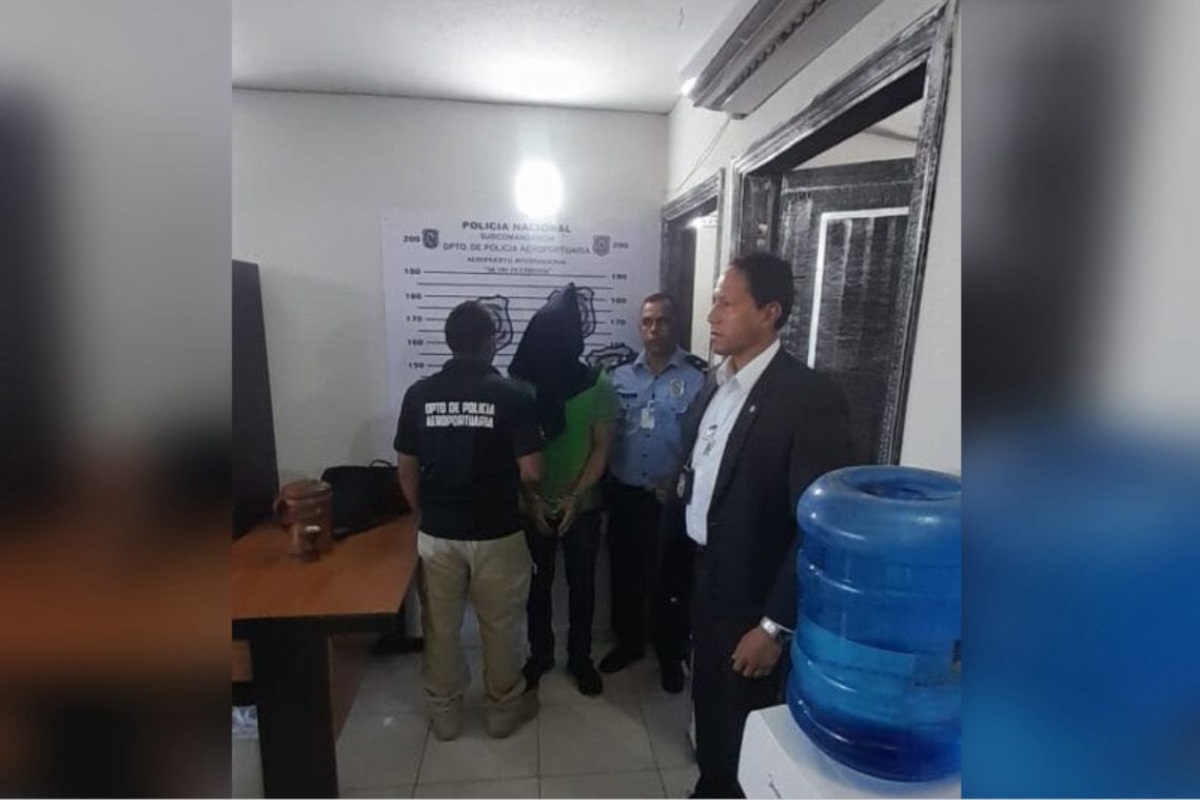 O ex-diretor-geral da Polícia Rodoviária Federal (PRF) Silvinei Vasques encapuzado e algemado no meio de montagem, cercado por agentes