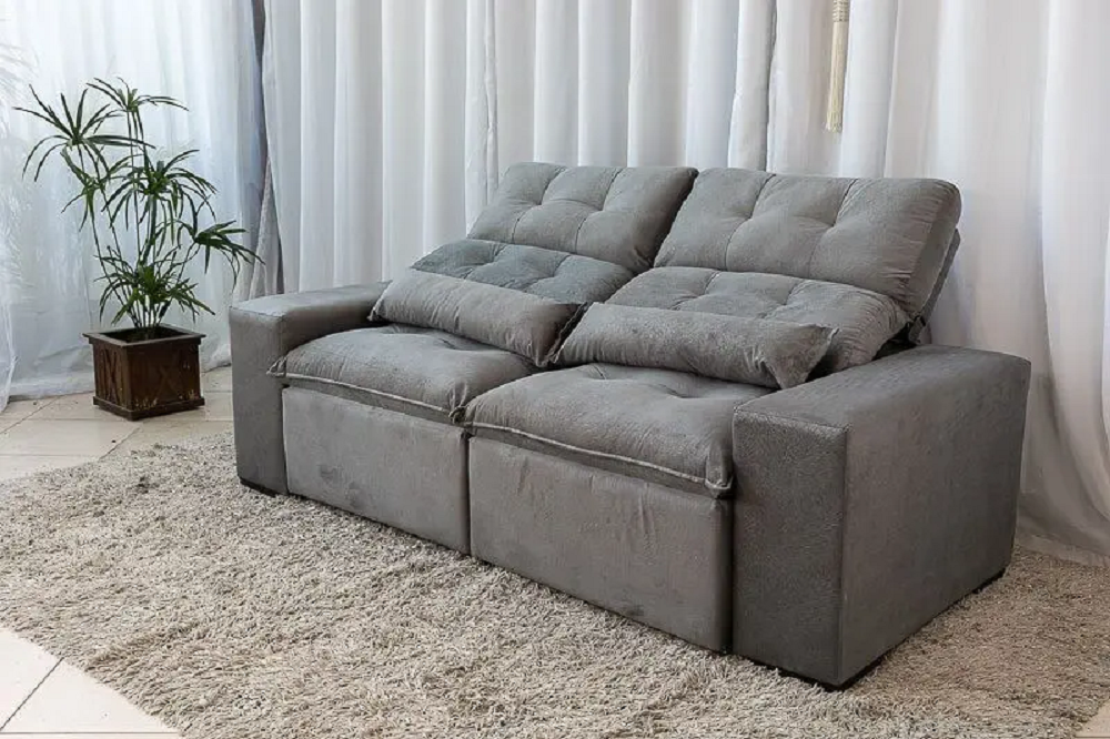 Sofá de suede cinza em sala