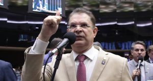 deputado Sóstenes Cavalcante (PL-RJ) falando em microfone