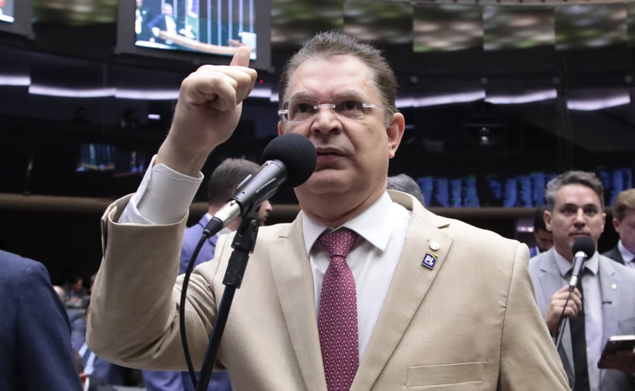 deputado Sóstenes Cavalcante (PL-RJ) falando em microfone