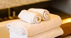 Quatro toalhas brancas dobradas