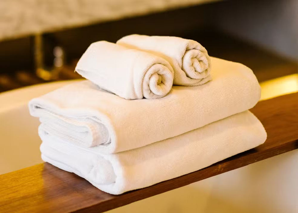 Quatro toalhas brancas dobradas