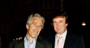 Jeffrey Epstein e Donald Trump lado a lado, posando para foto, em pé