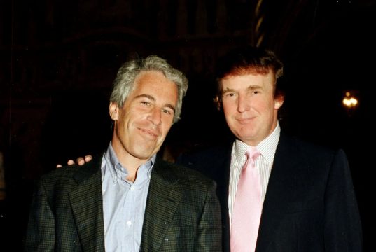 Jeffrey Epstein e Donald Trump lado a lado, posando para foto, em pé