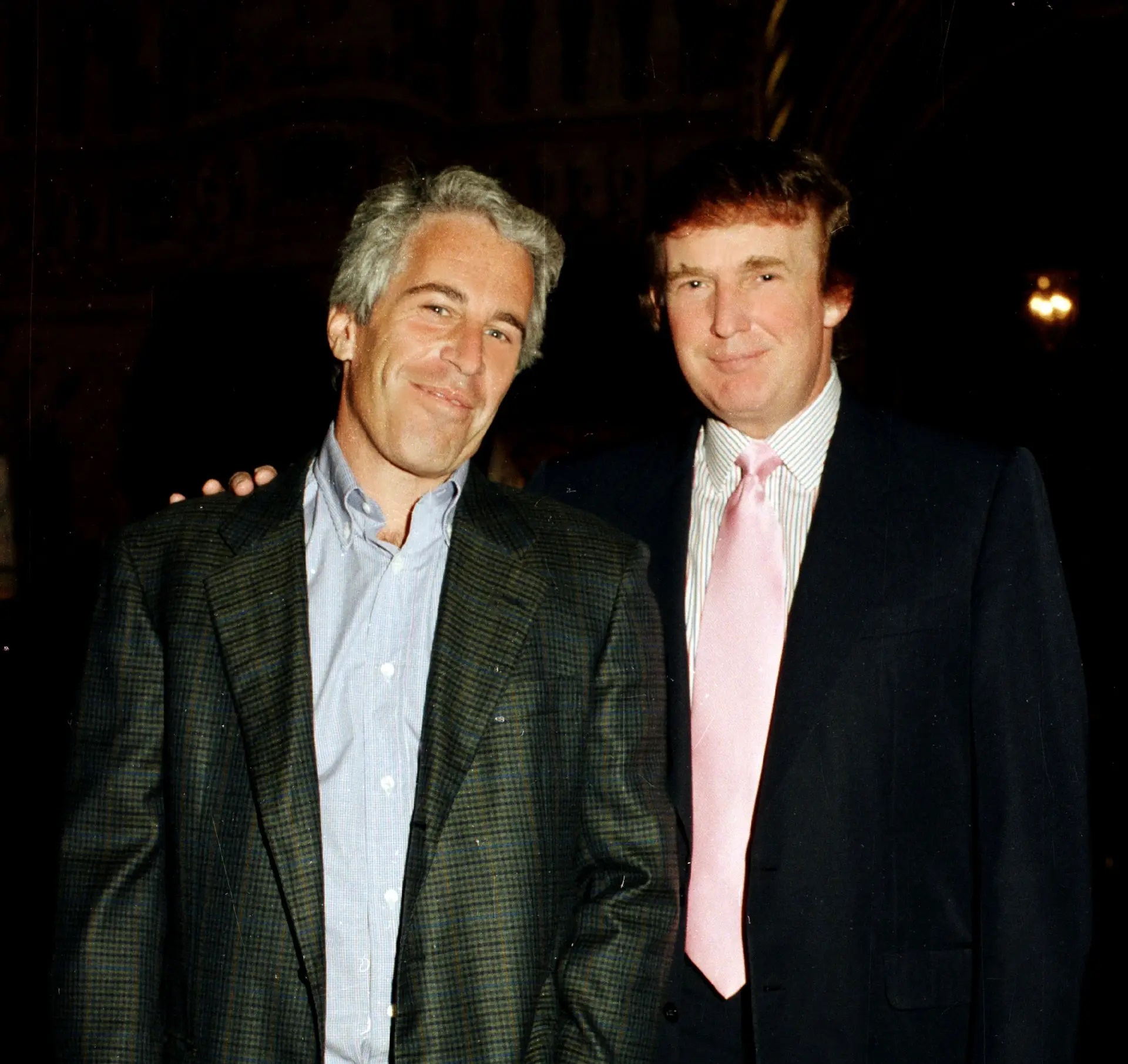  Jeffrey Epstein e Donald Trump lado a lado, posando para foto, em pé
