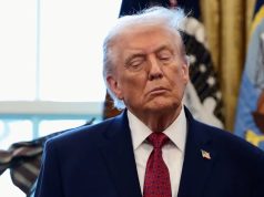 O presidente dos Estados Unidos, Donald Trump, com expressão desconfiada