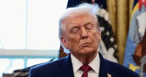 O presidente dos Estados Unidos, Donald Trump, com expressão desconfiada