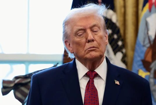 O presidente dos Estados Unidos, Donald Trump, com expressão desconfiada