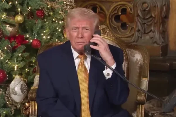 Em mensagem de Natal, Trump chama esquerda de "escória" e ataca atletas trans