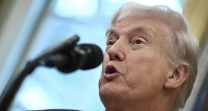 O presidente Donald Trump em close, falando em microfone