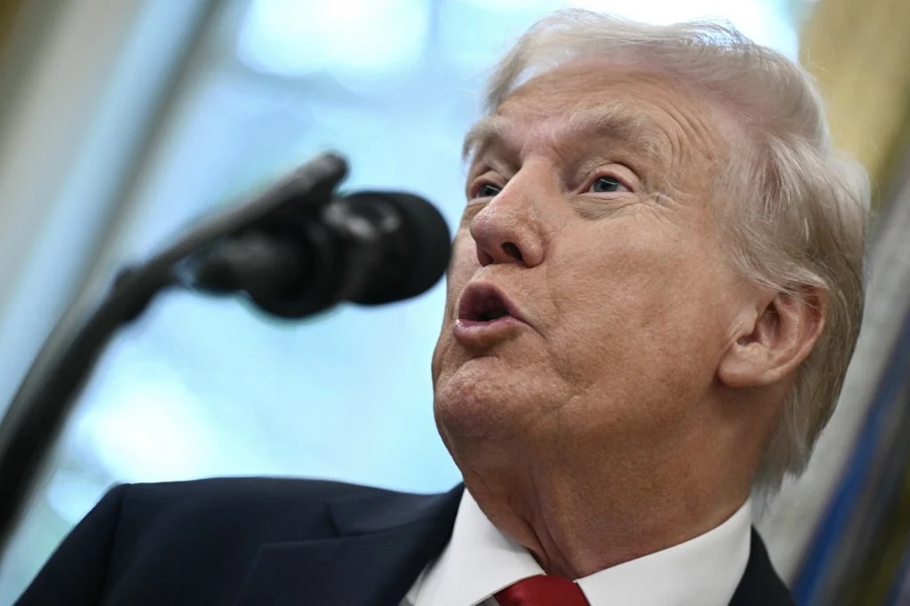 O presidente Donald Trump em close, falando em microfone