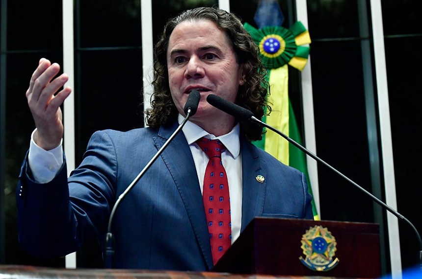 O senador Veneziano Vital do Rêgo (MDB-PB) falando e gesticulando, olhando para o lado