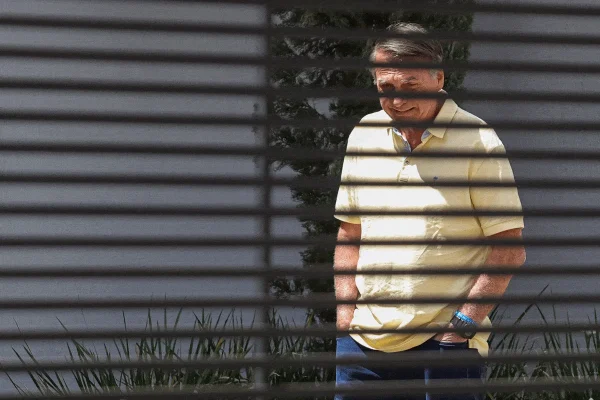 Defesa de Bolsonaro alega piora na saúde e cobra laudo da PF para pedir domiciliar