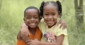 Allan Michael e Ágatha Isabelly abraçados e sorrindo para a câmera