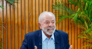 O presidente Luiz Inácio Lula da Silva (PT) sentado, falando e gesticulando, sem olhar para a câmera