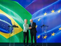 presidente da Comissão Europeia, Ursula von der Leyen, ao lado do presidente Luiz Inácio Lula da Silva (PT), os dois sorrindo e apertando as mãos um do outro