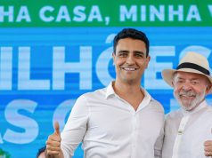 O prefeito de Maceió, João Henrique Caldas, e o presidente Luiz Inácio Lula da Silva (PT), de camisas sociais brancas, sorrindo lado a lado e fazendo joinha para a câmera; Lula de chapéu