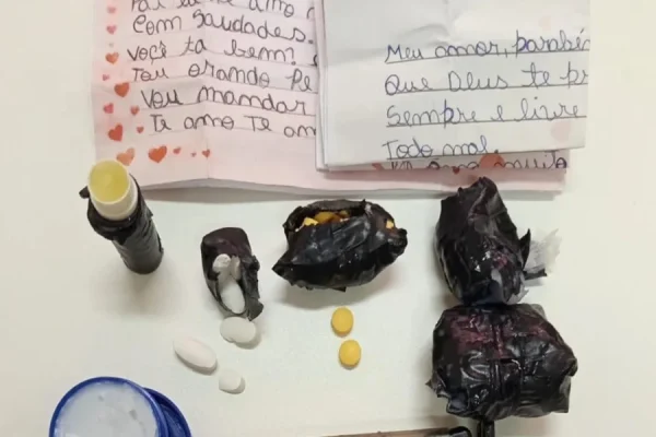 Homem tenta entrar em cadeia com tadalafila e carta de amor na cueca