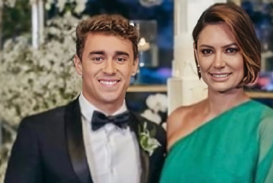 deputado federal Nikolas Ferreira e Michelle Bolsonaro sorrindo lado a lado