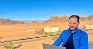 O consultor Fernando Kanarski mexendo no computador ao ar livre