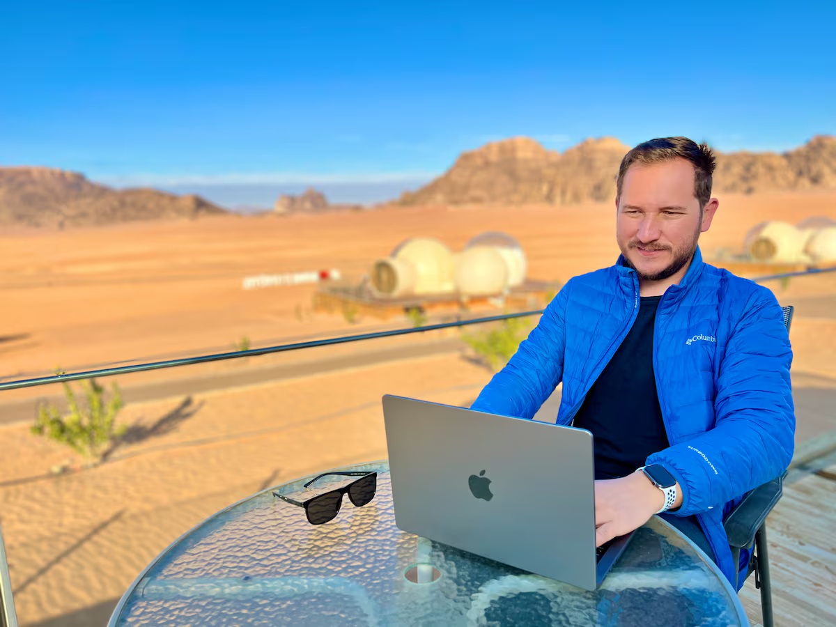 O consultor Fernando Kanarski mexendo no computador ao ar livre