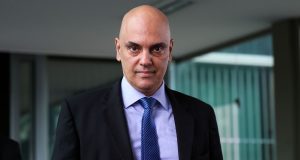O ministro Alexandre de Moraes sério, olhando para a câmera