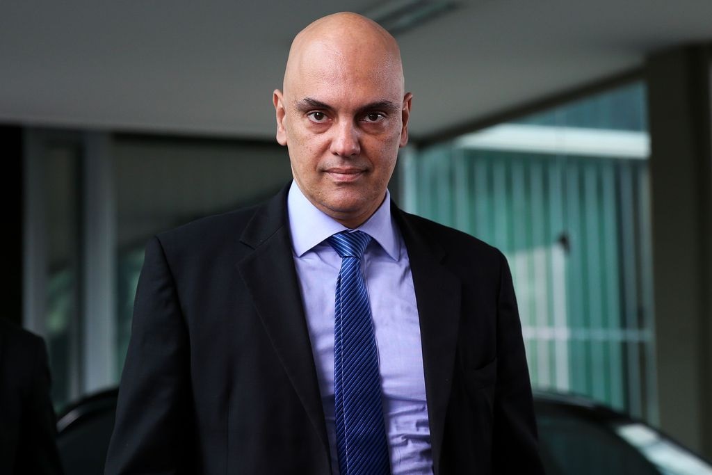 O ministro Alexandre de Moraes sério, olhando para a câmera