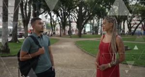 Roberto Farias Tomaz e Thayane Smith em pé, se olhando e conversando
