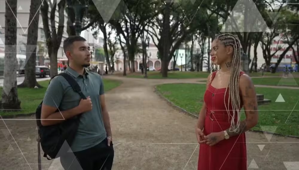 Roberto Farias Tomaz e Thayane Smith em pé, se olhando e conversando