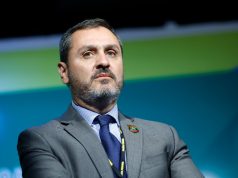 O diretor-geral da Polícia Federal, Andrei Rodrigues, sério, sem olhar para a câmera, de roupa social