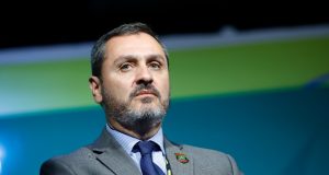 O diretor-geral da Polícia Federal, Andrei Rodrigues, sério, sem olhar para a câmera, de roupa social