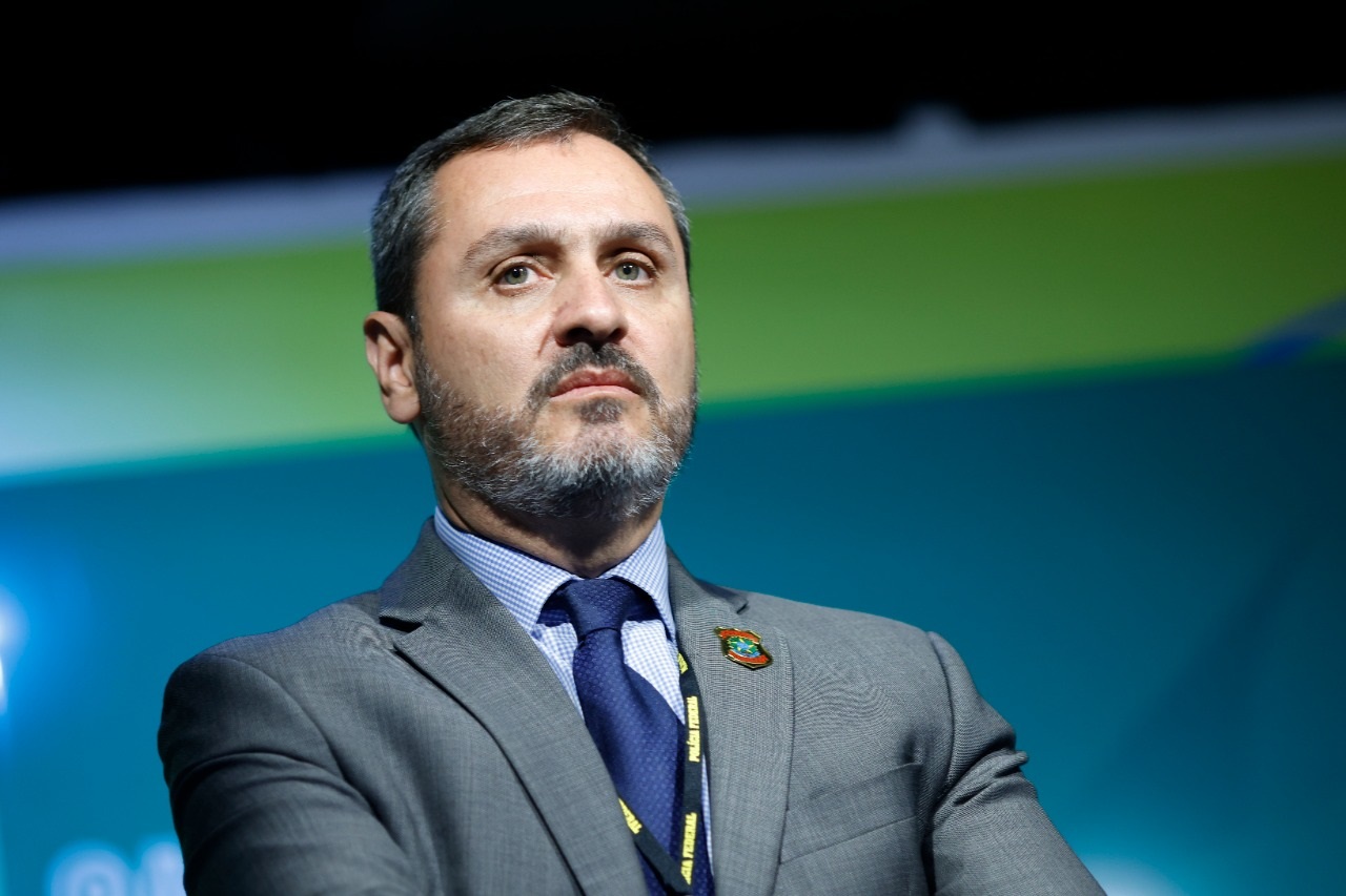 O diretor-geral da Polícia Federal, Andrei Rodrigues, sério, sem olhar para a câmera, de roupa social