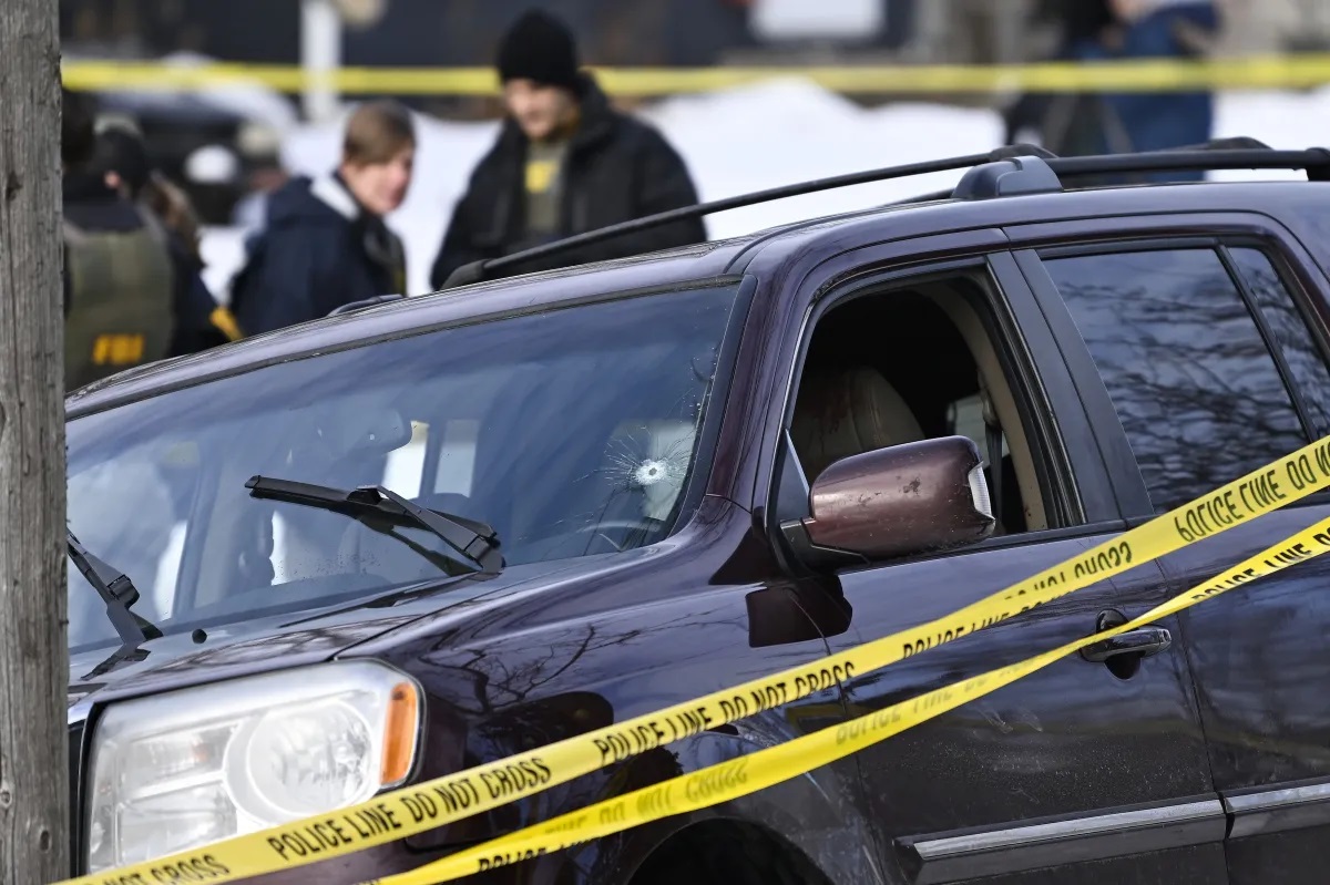 Carro de Renee Good com marca de tiro